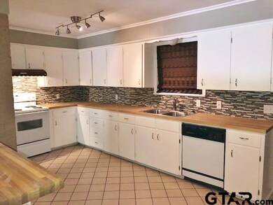 901 901 Rhodes, Tyler, TX 75701 - photo 2