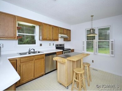 Kitchen w/eat-in area