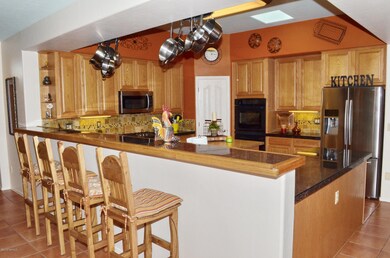 Large Breakfast Bar for Entertaining!