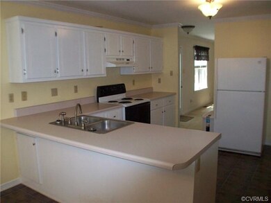 Electric Cooking. Lots of cabinet space.