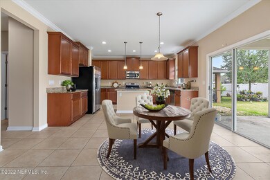 Breakfast room to kitchen