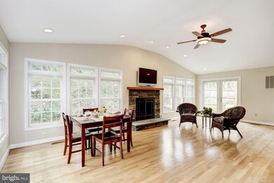 9521 Jomar Dr, Fairfax, VA 22032 - photo 5