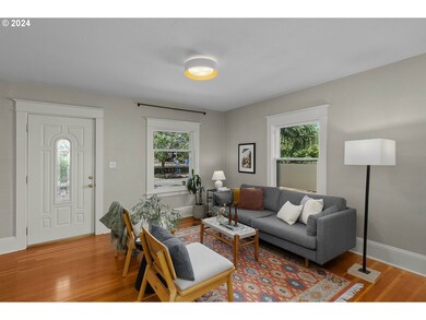 Living Room/Entrance