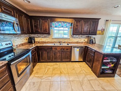 305 Graydon St, Shelbyville, TN 37160 - photo 2