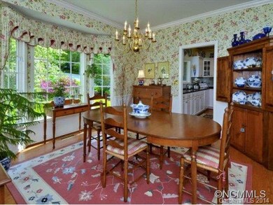 ELEGANT DINING ROOM