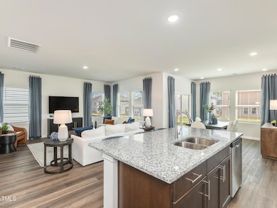 RAL_RiverGlen_Chandler_Kitchen3_64WhiteB