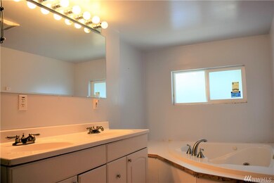 5220 E Grapeview Loop Rd, Allyn, WA 98524 - photo 5