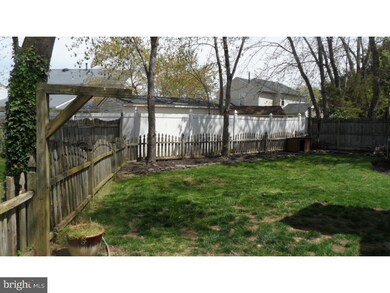 125 Robins Run W, Swedesboro, NJ 08085 - photo 2