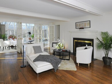 Living room view to Solarium