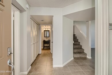 4-886240323-07 Foyer