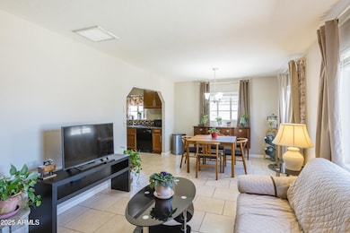 2163 W Flower St-0542