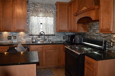 8715 Saratoga Forest Dr, Houston, TX 77088 - photo 4