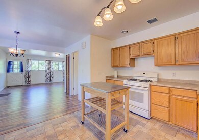 1353 NE Evans St, Grants Pass, OR 97526 - photo 7