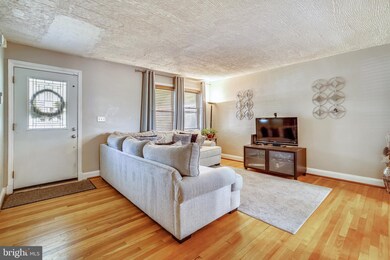 811 N Chapel Gate Ln, Baltimore, MD 21229 - photo 4