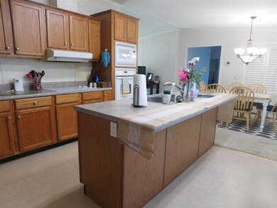 Kitchen has lots of nice Oak cabinets