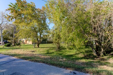 212 Woodward St, Alvin, TX 77511 - photo 2