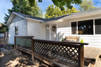 703 NE 10th St, Grants Pass, OR 97526 - photo 2
