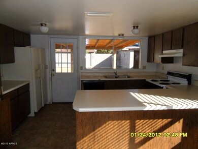 Kitchen with Breakfast bar