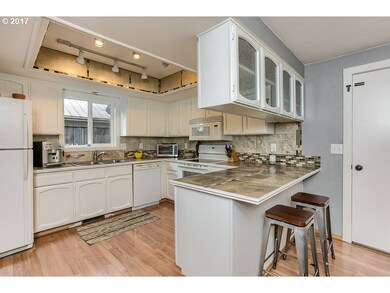 703 Sandra Ln, Central Point, OR 97502 - photo 3