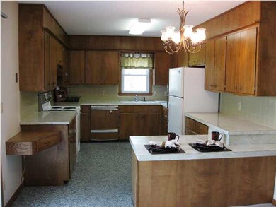 This kitchen has it all! Great cabinet space, a de
