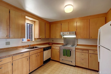 The Camelot Condominiums unit 310, Edmonds, WA 98020 - photo 7