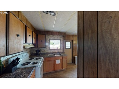 208 Rose Ave, Myrtle Creek, OR 97457 - photo 7