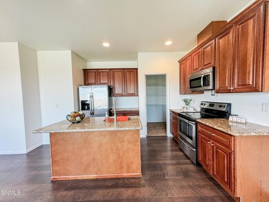 13705 Kristina St, Williston, ND 58801 - photo 4