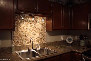 3060 Windchase Ct unit 2003, High Point, NC 27265 - photo 7