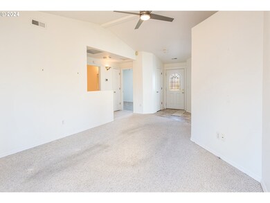 Living Room/Entrance