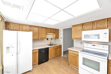 8847 Holly Ln unit 41, Olmsted Falls, OH 44138 - photo 3