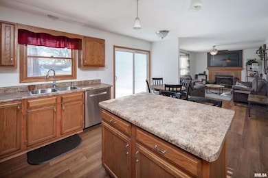 2429 W 60th Place, Davenport, IA 52806 - photo 7