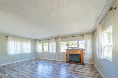 302 Living room to W
