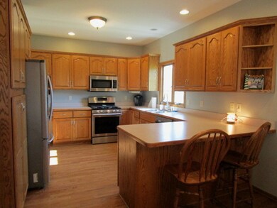 SPACIOUS ISLAND KITCHEN