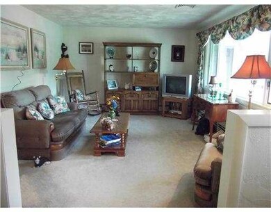 54 Wyndcliff Dr, Saunderstown, RI 02874 - photo 2