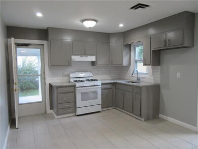 Beautifully updated Kitchen, w/ new gas range and 