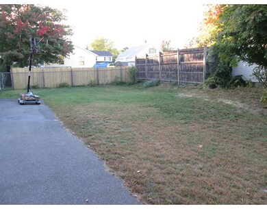 32 Stuart St, Springfield, MA 01119 - photo 4