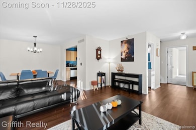 182 Barrington Cir, Lake Orion, MI 48360 - photo 5