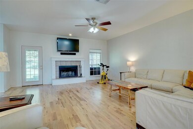 304 Casas Del Norte St, Granbury, TX 76049 - photo 4