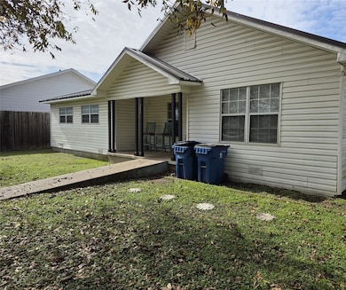 305 N Neches St, Whitney, TX 76692 - photo 2