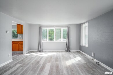 305 S 8th St, Le Claire, IA 52753 - photo 4