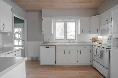 2214 Hickory Ln, Cedar Falls, IA 50613 - photo 4