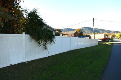 140 Chasteen Dr, Middlesboro, KY 40965 - photo 4