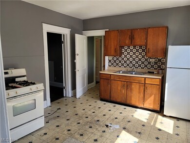 Up Kitchen with white appliances (stay)