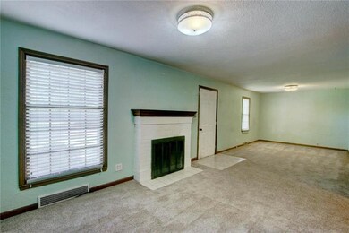 12714 Circle Dr, Shawnee, KS 66216 - photo 4