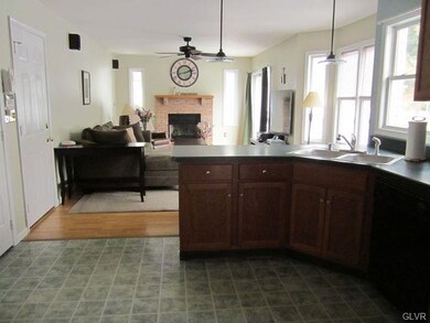 5411 Devonshire Ct, Laurys Station, PA 18059 - photo 6