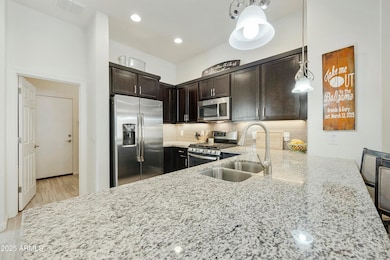 Kitchen peninsula w/bar seating