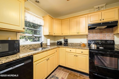 22 Kenmore Rd, Freehold, NJ 07728 - photo 4