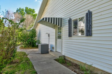 Garage apartment entry