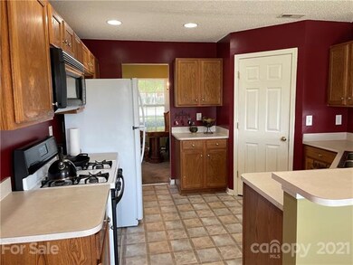 2204 Ballingarry Dr, Statesville, NC 28625 - photo 4