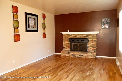 - LIVING ROOM 1
